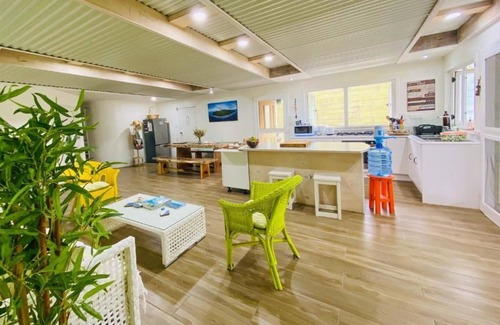 Matavera Casa | Shine AwayHome-Family Beachfront with Free WI-FI, A/C