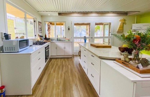 Matavera Casa | Shine AwayHome-Family Beachfront with Free WI-FI, A/C