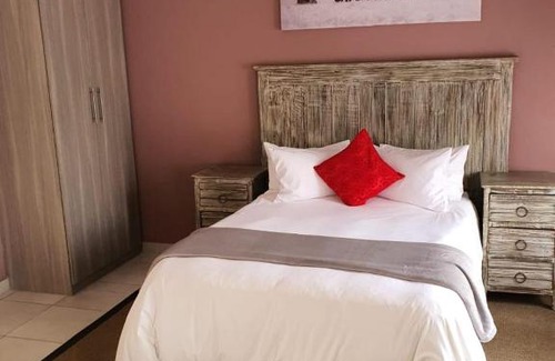 Rustenburg Cabina | Shinkelele Accommodation