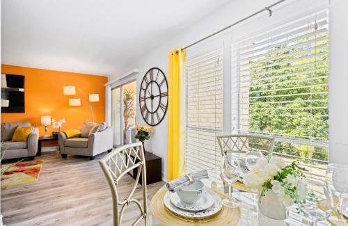 Gulf Gate Estates Apartamento | Shiny oasis with lake view