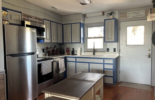 Edisto Island Casa | SHIP HAPPENS 5BR HOUSE WITH OCEAN VIEW GOLF CART AVAIL, VOLLEYBALL 3 OUTDOOR TVS