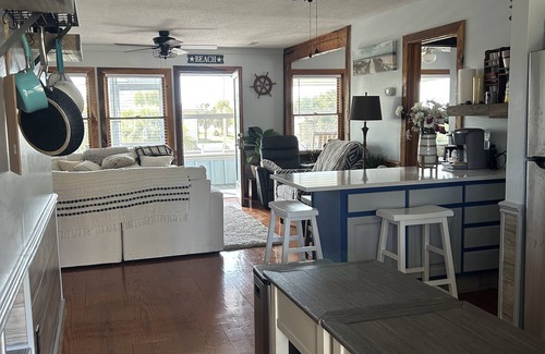 Edisto Island Casa | SHIP HAPPENS 5BR HOUSE WITH OCEAN VIEW GOLF CART AVAIL, VOLLEYBALL 3 OUTDOOR TVS