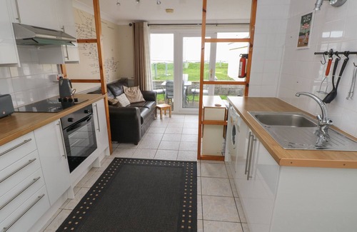 Kidwelly Cabaña | SHIPWRECK CHALET, pet friendly, country holiday cottage in Kidwelly