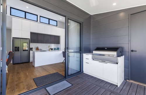 Marks Point Casa | Shiraz at Marks Point: Lovely 2-Bed Villa