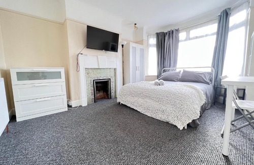 Southampton Casa | Shirley House 4, Guest House, Fully Equipped Kitchen with Fridge, Washer, Dryer, Self Catering, Self Check in, Great for Contractors, 5 min to BAT, 20 min to Fawley Refinery, close to Southampton Central, Ideal for Longer Stays