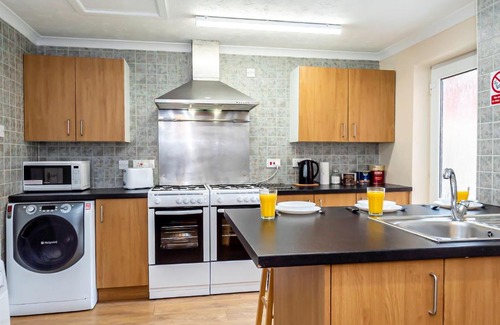 Southampton Casa | Shirley House 4, Guest House, Fully Equipped Kitchen with Fridge, Washer, Dryer, Self Catering, Self Check in, Great for Contractors, 5 min to BAT, 20 min to Fawley Refinery, close to Southampton Central, Ideal for Longer Stays