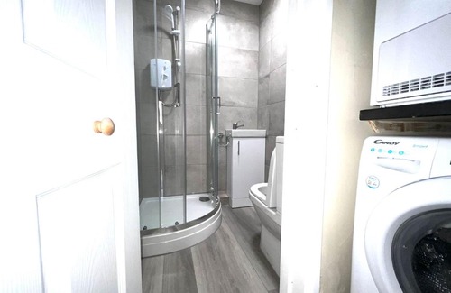 Southampton Casa | Shirley House 4, Guest House, Fully Equipped Kitchen with Fridge, Washer, Dryer, Self Catering, Self Check in, Great for Contractors, 5 min to BAT, 20 min to Fawley Refinery, close to Southampton Central, Ideal for Longer Stays