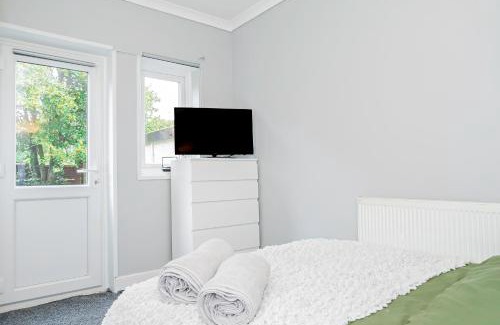 Southampton Casa | Shirley House 4, Guest House, Fully Equipped Kitchen with Fridge, Washer, Dryer, Self Catering, Self Check in, Great for Contractors, 5 min to BAT, 20 min to Fawley Refinery, close to Southampton Central, Ideal for Longer Stays