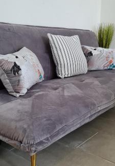 Oadby Apartamento | SHM Stays Leicester. Newly Renovated! 15 min drive from City Centre, University. 9 min Drive to Leicester City Stadium, 5 min drive to M1 & M69. 2 min walk to bus stop.