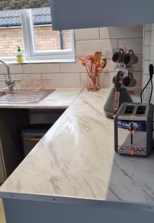 Oadby Apartamento | SHM Stays Leicester. Newly Renovated! 15 min drive from City Centre, University. 9 min Drive to Leicester City Stadium, 5 min drive to M1 & M69. 2 min walk to bus stop.