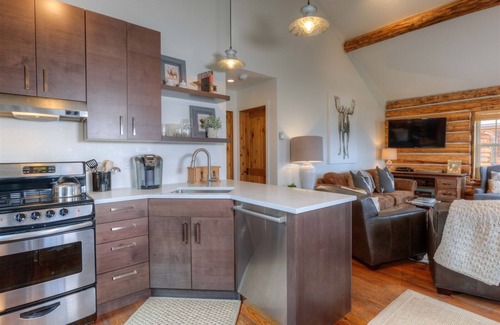 Big Sky Cabina | Shooting Star Cowboy Heaven Cabin, Ski-in/ski-out, Firepit, Views, Hot Tub
