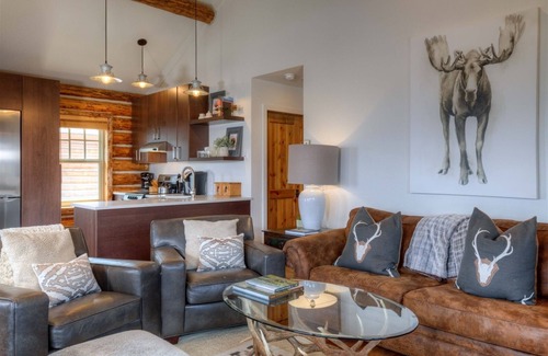 Big Sky Cabina | Shooting Star Cowboy Heaven Cabin, Ski-in/ski-out, Firepit, Views, Hot Tub