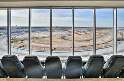 Fort Worth Apartamento | Shop and Dine Fort Worth Condo with Racetrack Views!
