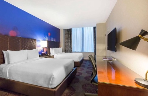 Streeterville Hotel | Shop Chicago’s Magnificent Mile – Steps Away from Navy Pier - Bar On-Site