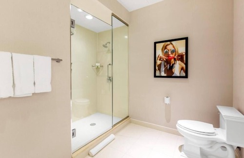 Streeterville Hotel | Shop Chicago’s Magnificent Mile – Steps Away from Navy Pier - Bar On-Site
