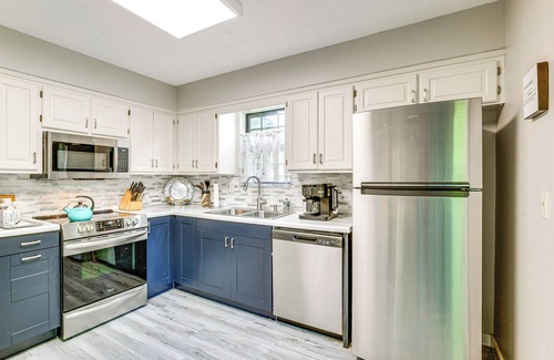 Overland Park Casa | Shop, Dine & Unwind: Walkable Overland Park Home
