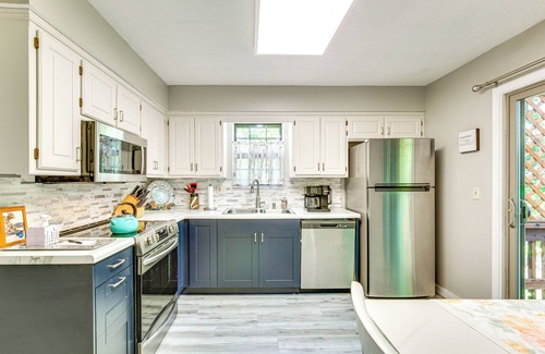 Overland Park Casa | Shop, Dine & Unwind: Walkable Overland Park Home