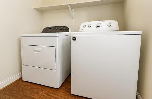 Woodlake - Briar Meadow Apartamento | Shop, Soak &Sleep Galleria 3BR Retreat Private Jacuzzi
