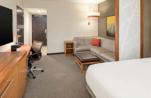 Greenville Downtown Hotel | Shopping and Dining in Downtown Greenville! Swimming Pool, Pets Allowed!