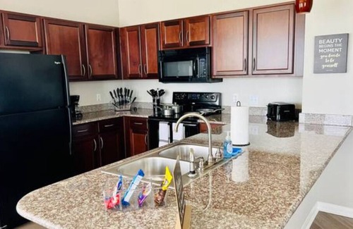 Pearland Apartamento | ShopTilUDrop ~ Stylish 2 Bedroom w/Vaulted Ceilings & Large Rooms