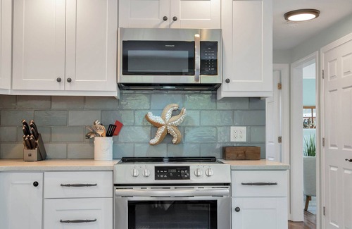Old Saybrook Casa | SHORE BEATS WORK! Walk to Cornfield Point Beach. Backyard Oasis. Bike to town.