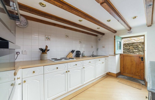 Laxey Cabaña | Shore Cottage - a holiday cottage that sleeps 6 guests in 3 bedrooms
