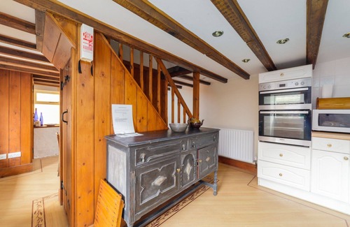 Laxey Cabaña | Shore Cottage - a holiday cottage that sleeps 6 guests in 3 bedrooms