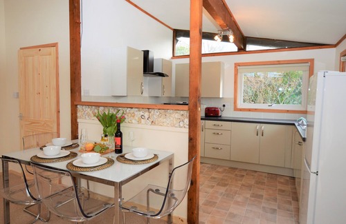 Tighnabruaich Chalet De Esquí | Nueva ubicación frente a la orilla 2019 en Loch Fyne, capacidad para 4 personas, fuego de leña