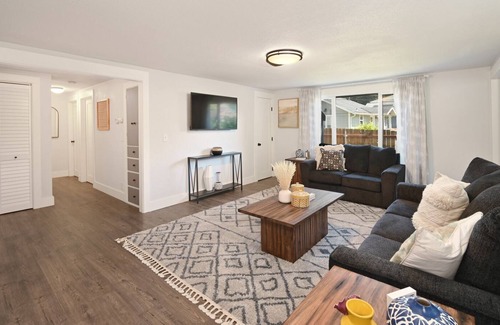 Shoreline Casa | Shoreline 2/3 Bedroom Bungalow close to Seattle Area Hospitals and Venues