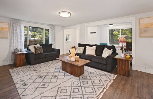 Shoreline Casa | Shoreline 2/3 Bedroom Bungalow close to Seattle Area Hospitals and Venues