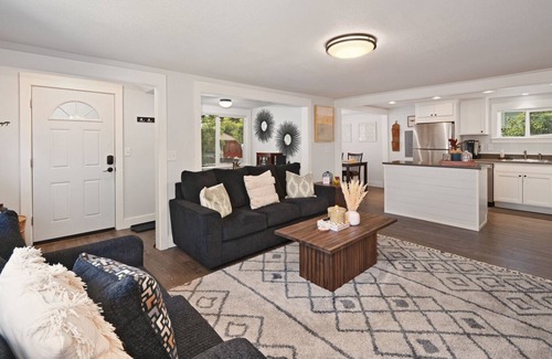 Shoreline Casa | Shoreline 2/3 Bedroom Bungalow close to Seattle Area Hospitals and Venues