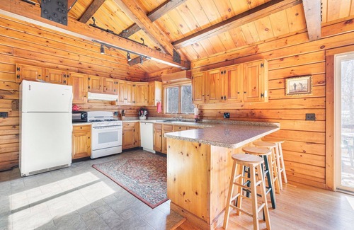 Charlestown Cabina | Shoreline Cabin - trails, beach, lake, salt pond