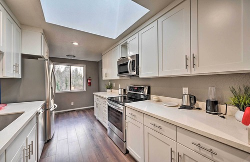 Shoreline Casa | Shoreline Home w/ Deck ~ 14 Mi to Downtown Seattle