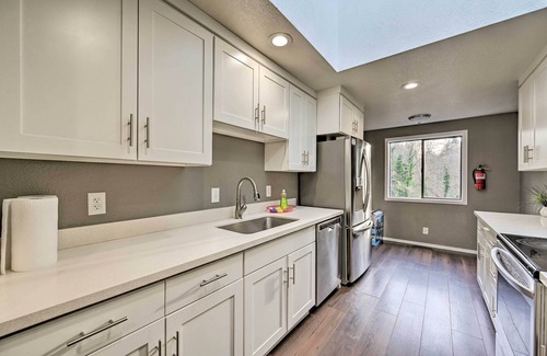 Shoreline Casa | Shoreline Home w/ Deck ~ 14 Mi to Downtown Seattle