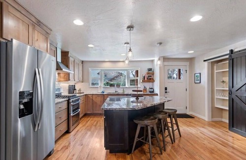 Coeur d'Alene Casa | Shoreline Retreat - Luxury Home in Sanders Beach
