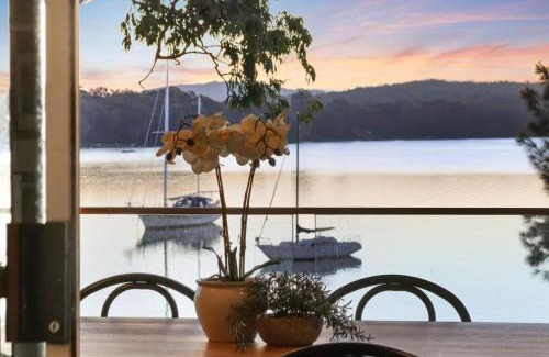 Mannering Park Casa | Shoreline Serenity Waterfront Home