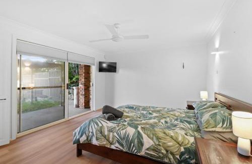 Mannering Park Casa | Shoreline Serenity Waterfront Home