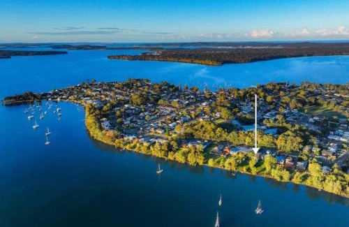 Mannering Park Casa | Shoreline Serenity Waterfront Home