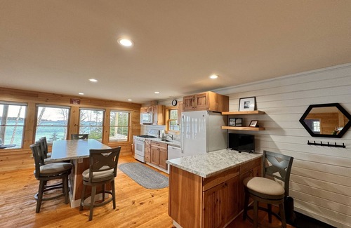 Steuben Cabina | Shoreline solitude, newly built, nestled between evergreens and Pigeon Hill Bay
