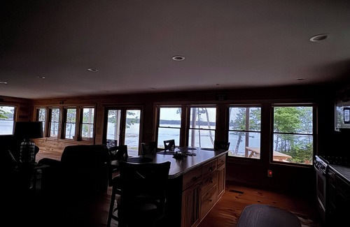 Steuben Cabina | Shoreline solitude, newly built, nestled between evergreens and Pigeon Hill Bay