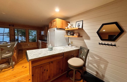 Steuben Cabina | Shoreline solitude, newly built, nestled between evergreens and Pigeon Hill Bay