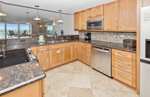 Holiday Isle Condominio | Shoreline Towers 1052 2 Bedroom Condo by RedAwning
