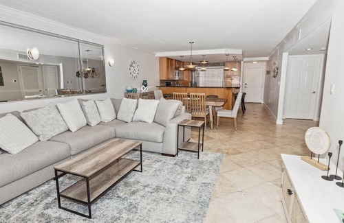 Holiday Isle Condominio | Shoreline Towers 1052 2 Bedroom Condo by RedAwning