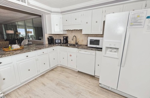 Holiday Isle Condominio | Shoreline Towers 1084 2 Bedroom Condo by RedAwning