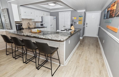 Holiday Isle Condominio | Shoreline Towers 1084 2 Bedroom Condo by RedAwning