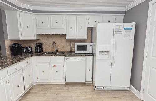 Holiday Isle Condominio | Shoreline Towers 1084 2 Bedroom Condo by RedAwning