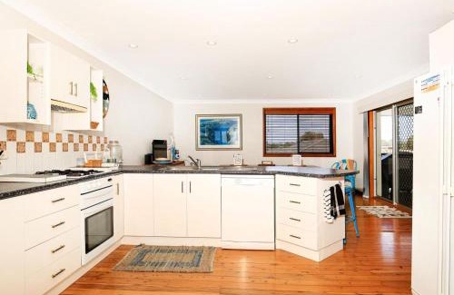 Culburra Beach Casa | Shores I Pet Friendly I 1 Min Walk to Beach