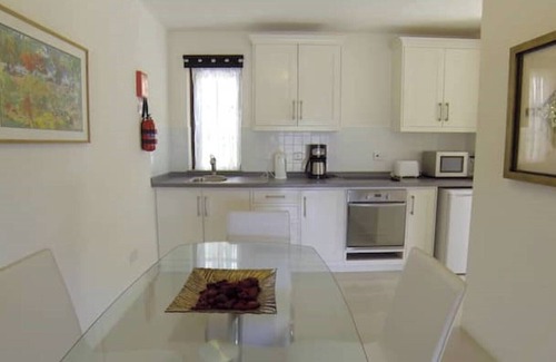Spring Estate Apartamento | "Shoreside" - beach-front studio apartment for two