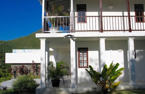 Spring Estate Apartamento | "Shoreside" - beach-front studio apartment for two