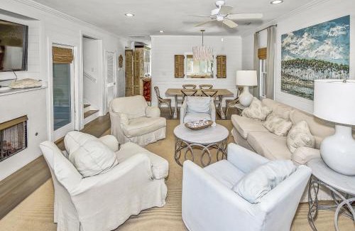 Seaside Casa | Short Distance to the White Sandy Beaches, Rendezvous Main House Carriage in Seaside home